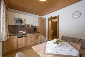 uma cozinha e sala de jantar com mesa e cadeiras em Gästehaus Knunbauer em Mayrhofen