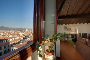 フィレンツェにあるTorre Donatiの市街の景色を望む窓付きの客室です。