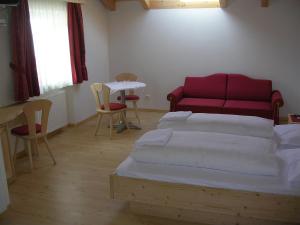 Ένα ή περισσότερα κρεβάτια σε δωμάτιο στο Garni La Tambra
