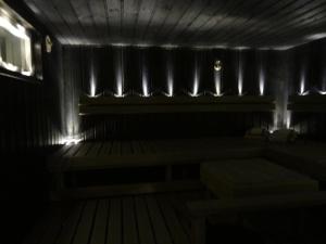 uma sala escura com bancos e luzes em Joentörmä Cottage em Merikarvia