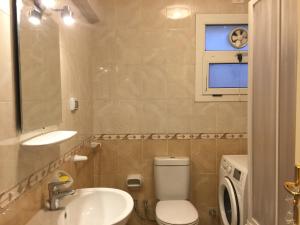 Kylpyhuone majoituspaikassa Al-Rehab luxury apartment