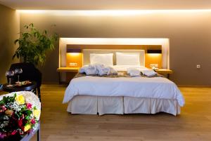 A bed or beds in a room at Philippos Xenia Hotel