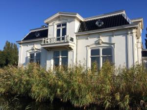 una casa bianca con tetto nero di Wow aan de Braassem- close to Schiphol a Rijnsaterwoude