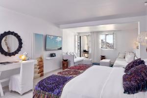 En eller flere senge i et værelse på Myconian Villa Collection - Preferred Hotels & Resorts