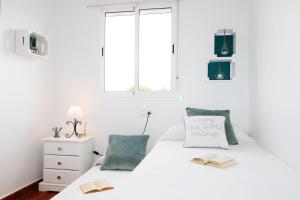 A bed or beds in a room at Summerland Apartments Rota