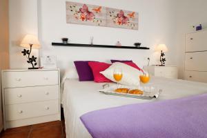 A bed or beds in a room at Summerland Apartments Rota