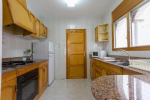 Kuchyňa alebo kuchynka v ubytovaní INNOUTHOME Casa Piscina