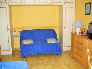 Habitación con cama azul y 2 almohadas. en 2VAD13 Studio proche centre-ville, en Collioure