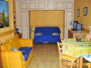 1 dormitorio con cama, mesa y sofá en 2VAD13 Studio proche centre-ville, en Collioure