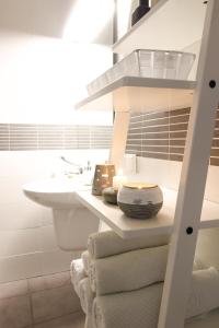 A bathroom at Summerland Apartments Rota