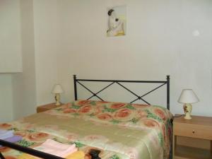 モーディカにあるresort san paoloのベッドルーム1室(バラのベッド1台付)