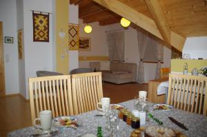 ein Esszimmer mit einem Tisch und ein Wohnzimmer in der Unterkunft Marga`s Ferienwohnung in Lembach im Mühlkreis