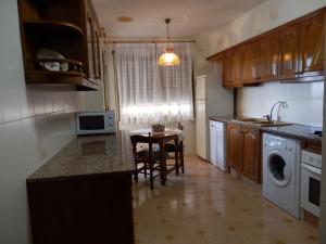 A kitchen or kitchenette at Vistas al mar y cerca de la playa