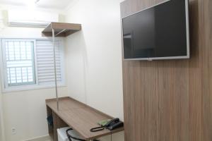 Televízia a/alebo spoločenská miestnosť v ubytovaní Emburi Hotel