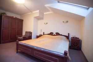 un dormitorio con una cama en una habitación en Guest House Lotus, en Palanga
