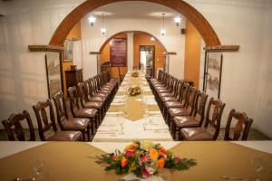 una lunga sala da pranzo con un lungo tavolo e sedie di Hotel La Plazuela a Popayan