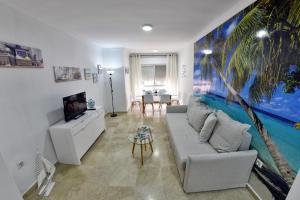 Televízia a/alebo spoločenská miestnosť v ubytovaní WonderStays Apartamentos Vela