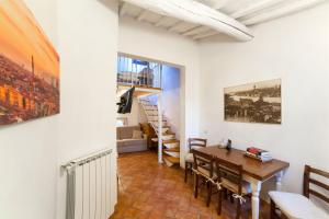 cocina y comedor con mesa y sillas en Exclusive Apartment San Lorenzo, en Florencia