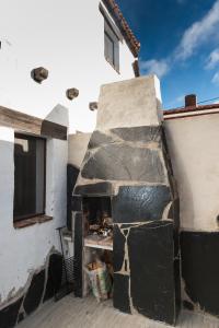 a stone oven in the side of a building at El Eden de Javier in Robledillo