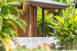 Iguana Ecolodge في سانت فرانسوا: منزل بحائط حجري في حديقة