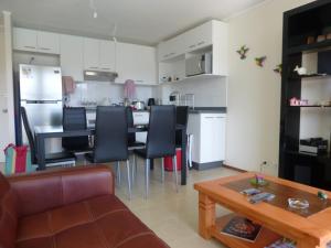 a kitchen and living room with a table and chairs at Papudo Laguna in Papudo