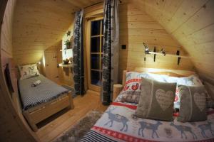 Posteľ alebo postele v izbe v ubytovaní Góralska Osada Karpacz - Domki Lux + 37 fotografií