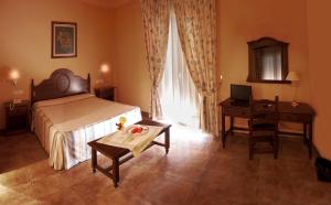 sypialnia z łóżkiem, stołem i biurkiem w obiekcie Albenzaire Hotel Asador w mieście Fuensanta