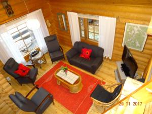 an overhead view of a living room with a couch and chairs at Matila's Cottages in Sumiainen
