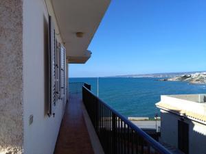 un balcón de un edificio con vistas al océano en Mavì, en Cava dʼAliga