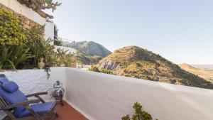 balkon z 2 krzesłami i widokiem na góry w obiekcie Casa Baja Mojacar Pueblo w mieście Mojácar