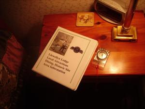 萊辛頓的住宿－A B&B at Llewellyn Lodge，坐在钟表旁的书