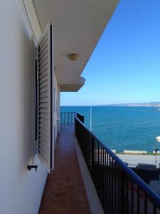 balcón con vistas al océano en Mavì, en Cava dʼAliga