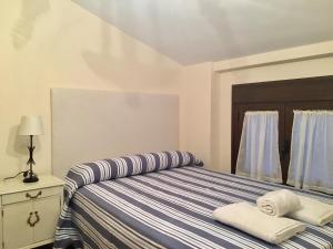 A bed or beds in a room at Apartamentos Rurales Flor De Lavanda
