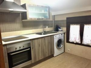 A kitchen or kitchenette at Apartamentos Rurales Flor De Lavanda