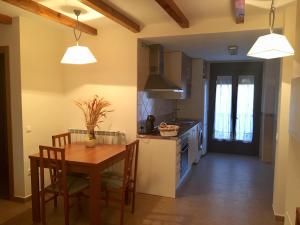 A kitchen or kitchenette at Apartamentos Rurales Flor De Lavanda
