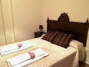 A bed or beds in a room at Apartamentos Rurales Flor De Lavanda