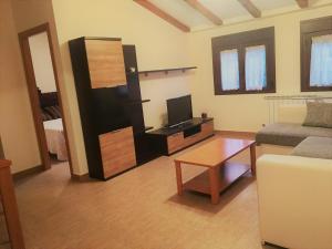 A television and/or entertainment centre at Apartamentos Rurales Flor De Lavanda