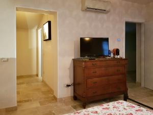 TV a/nebo společenská místnost v ubytování Foresteria Borgo Delle Grazie