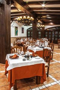 Restaurace v ubytování Albenzaire Hotel Asador