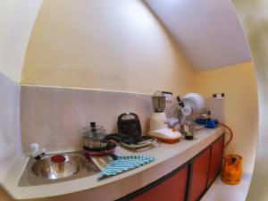 um balcão de cozinha com um lavatório e uma mesa de mistura em Weligama Oriental Villa em Weligama