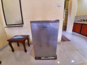 un cubo de basura en una habitación junto a una mesa en Weligama Oriental Villa, en Weligama