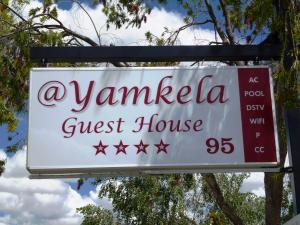 un panneau indiquant une maison d'hôtes de vanderbilt dans l'établissement @Yamkela Guest House, à Oudtshoorn