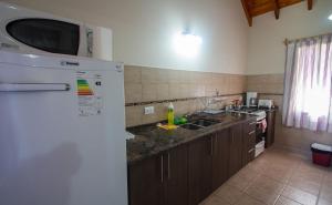 Una cocina o kitchenette en El Refugio Casas de Campo