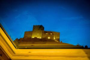 Curiel de DueroにあるLa Casa del Medioの夜の城