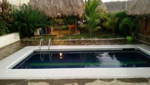 una piscina en un patio trasero con un complejo en Palmares Beach, en Tubará