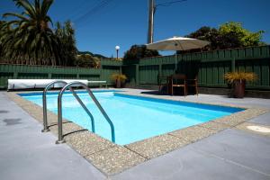 The swimming pool at or close to Kapiti Gateway Motel