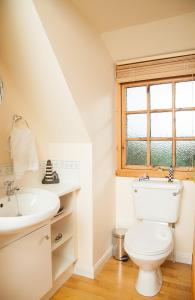
A bathroom at Flowers of May Cottage
