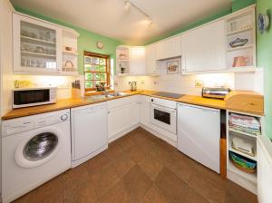 
A kitchen or kitchenette at Flowers of May Cottage
