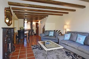 Sala de estar con 2 sofás y mesa en Compass Cottage - Monaco Resort en Nelson
