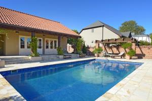 een zwembad in de achtertuin van een huis bij Compass Cottage - Monaco Resort in Nelson